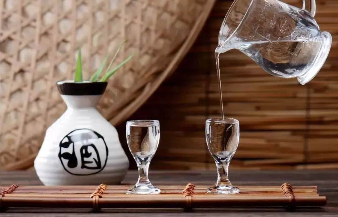 男人為什么喜歡喝白酒？喝白酒對身體有哪些危害？